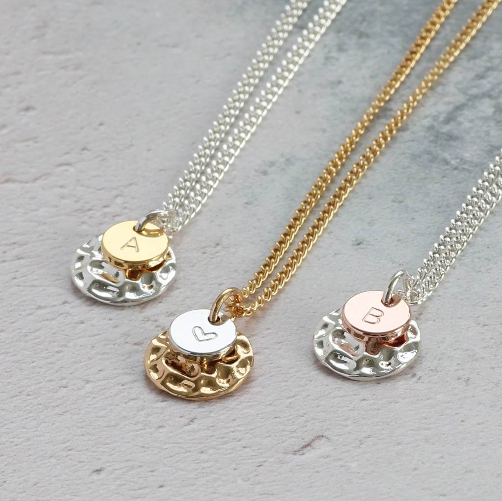 Joy by Corrine Smith Hammered Disc Initial Halskette Gold