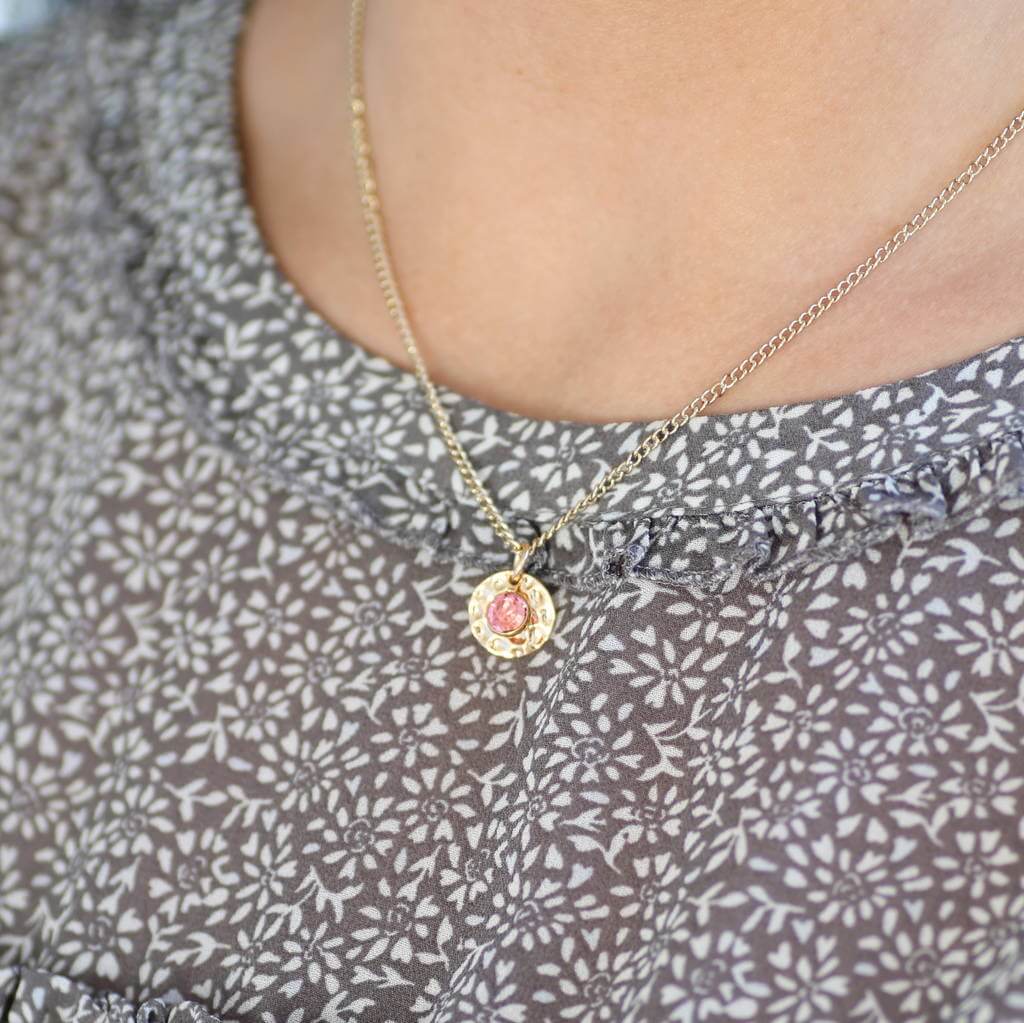 Joy by Corrine Smith Hammered Disc Halskette Gold Geburtsstein