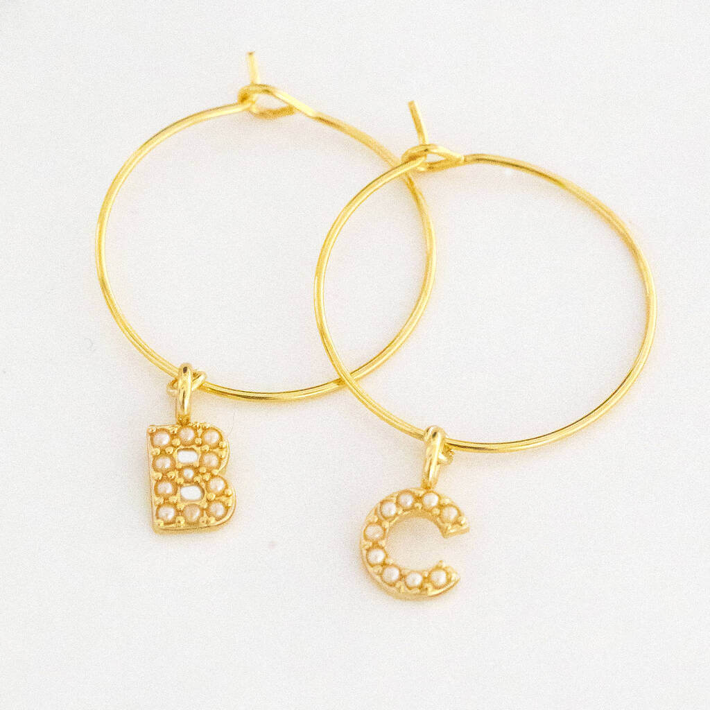 JOY by Corrine Smith Initial Ohrringe Perle Gold Buchstaben