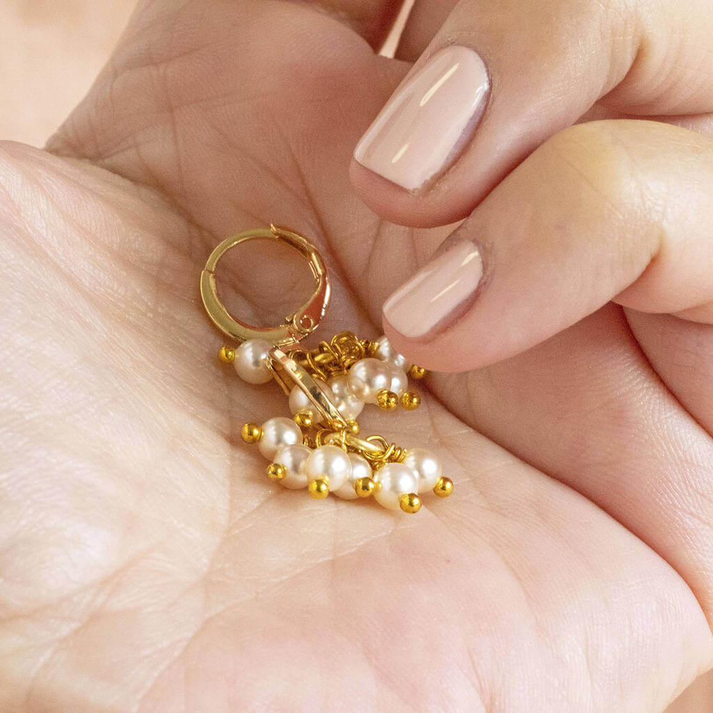 Joy by Corrine Smith Pearl Cluster Huggie Ohrringe Gold 1,2 cm
