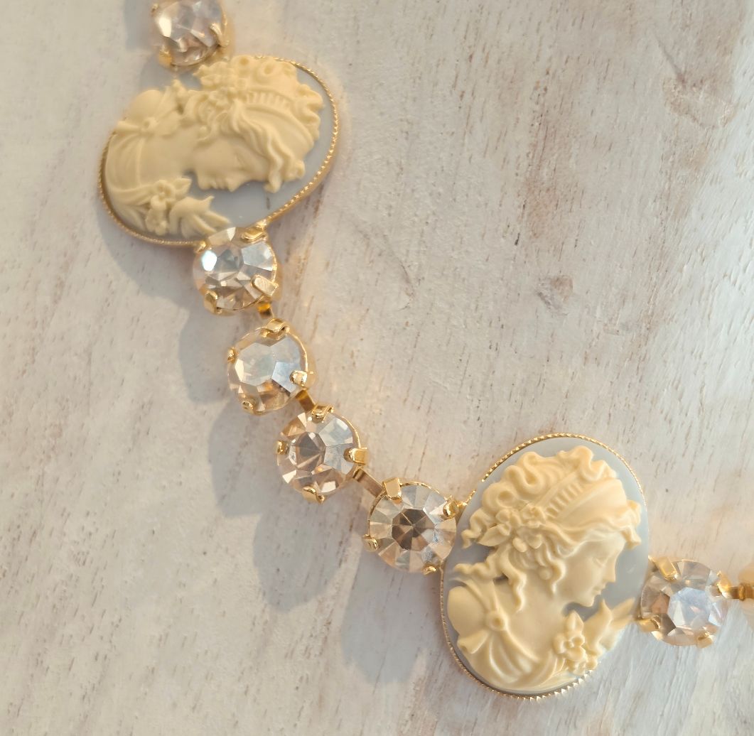 Alevá Bijoux Sissi Halskette vergoldet blaue Cammeen