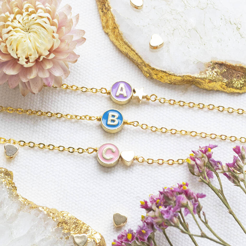 Joy by Corrine Smith Initial Armband Gold Emaille Buchstabe