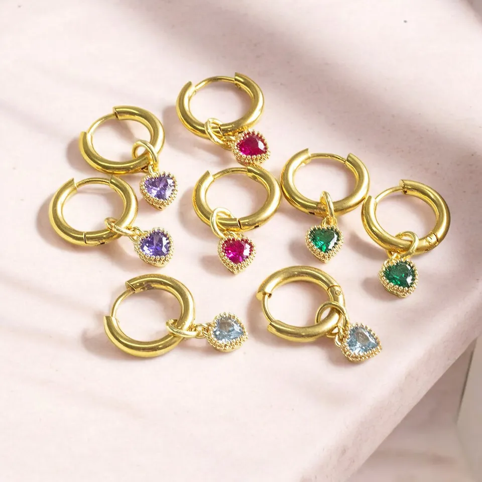 Joy by Corrine Smith Huggie Hoop Ohrringe Gold Herz Geburtsstein