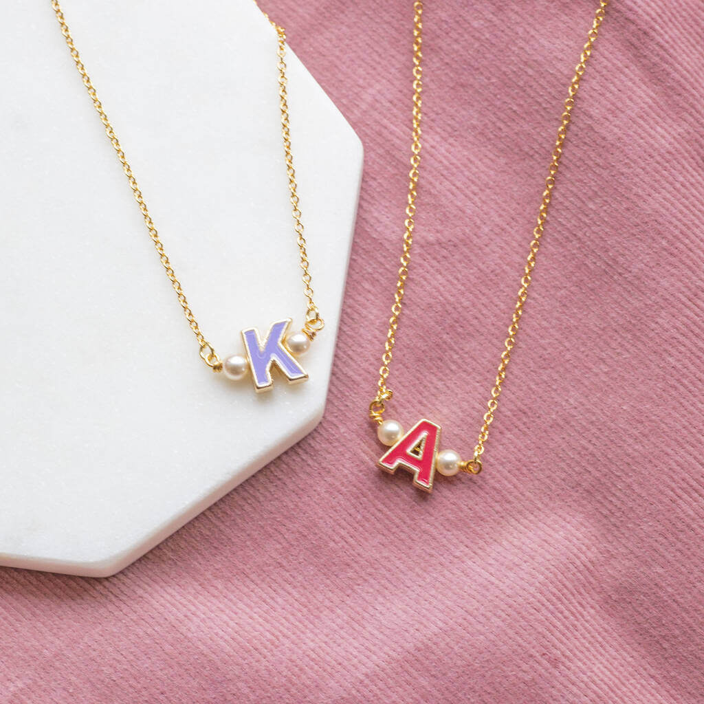 Joy by Corrine Smith Enamel Initial Halskette Perle Gold