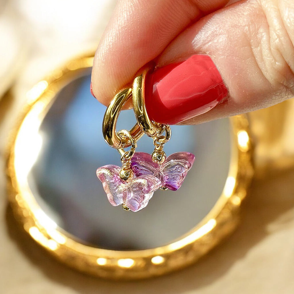 Joy by Corrine Smith Glass Butterfly Huggie Ohrringe Gold Glas