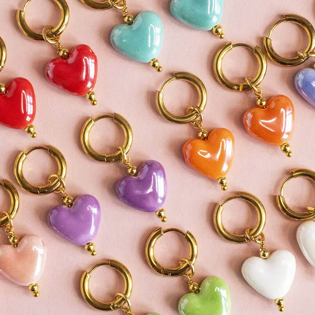 Joy by Corrine Smith Glazed Heart Huggie Ohrringe Gold Herz