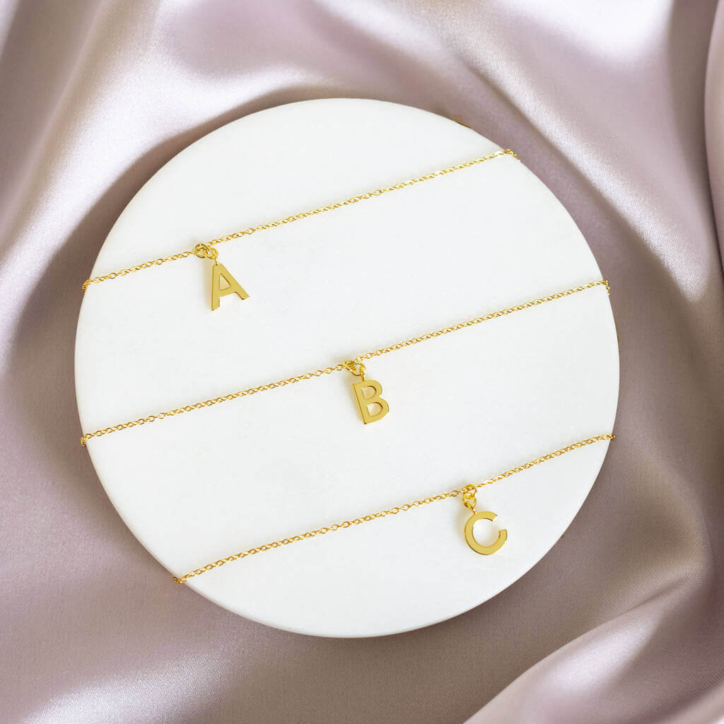 Joy by Corrine Smith Initial Halskette Gold Buchstabe Zart