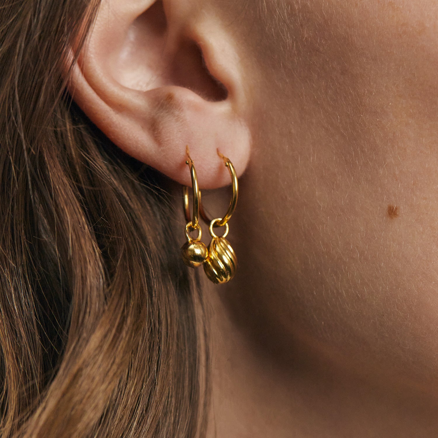 Stilnest Sphere Charm Anhänger Gold Vermeil Kugel