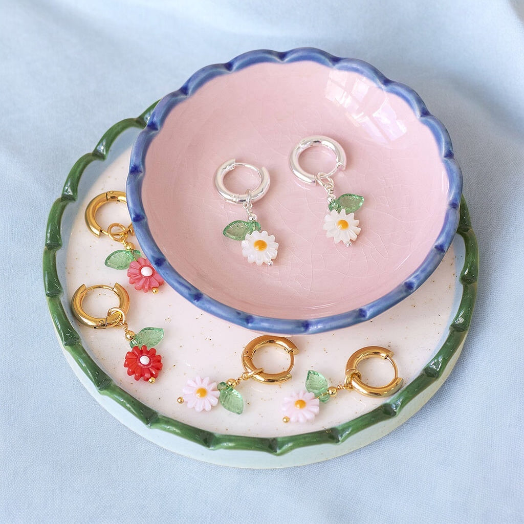 Joy by Corrine Smith Daisy Huggie Hoop Ohrringe Gold Perlmutt
