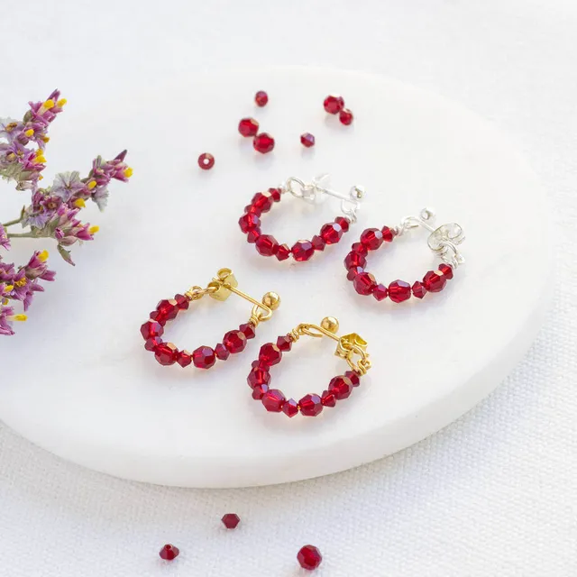 Joy by Corrine Smith Ruby Huggie Ohrringe Gold Juli