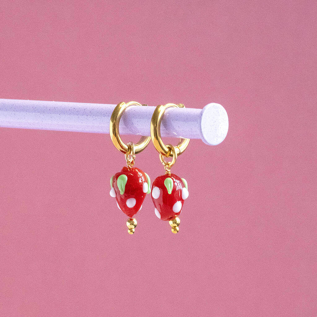 Joy by Corrine Smith Strawberry Huggie Hoops Ohrringe Gold Erdbeere