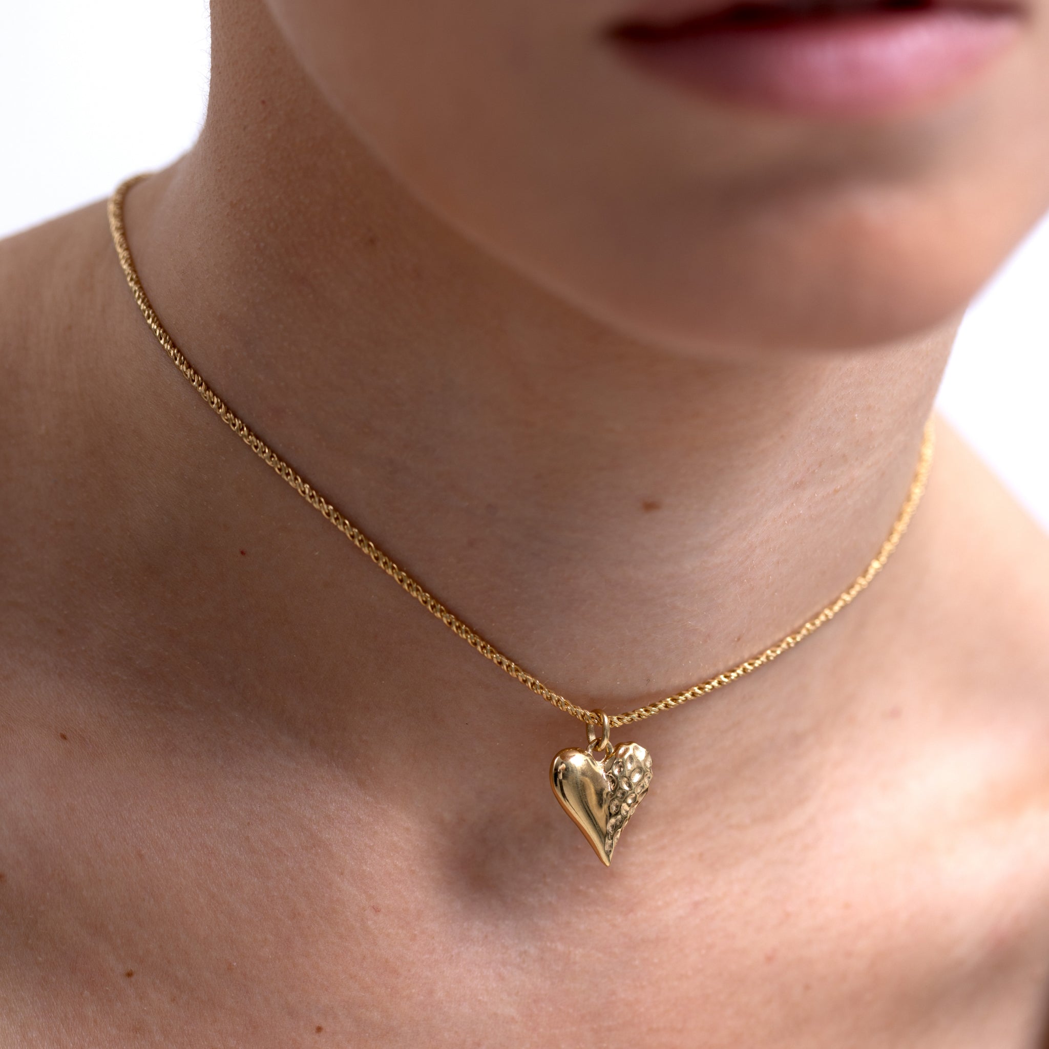 Stilnest Resilient Heart Charm Anhänger 24k Gold Vermeil Herz