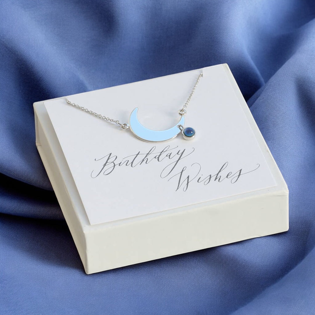 Joy by Corrine Smith Crescent Moon Halskette Gold mit Stimmungsstein