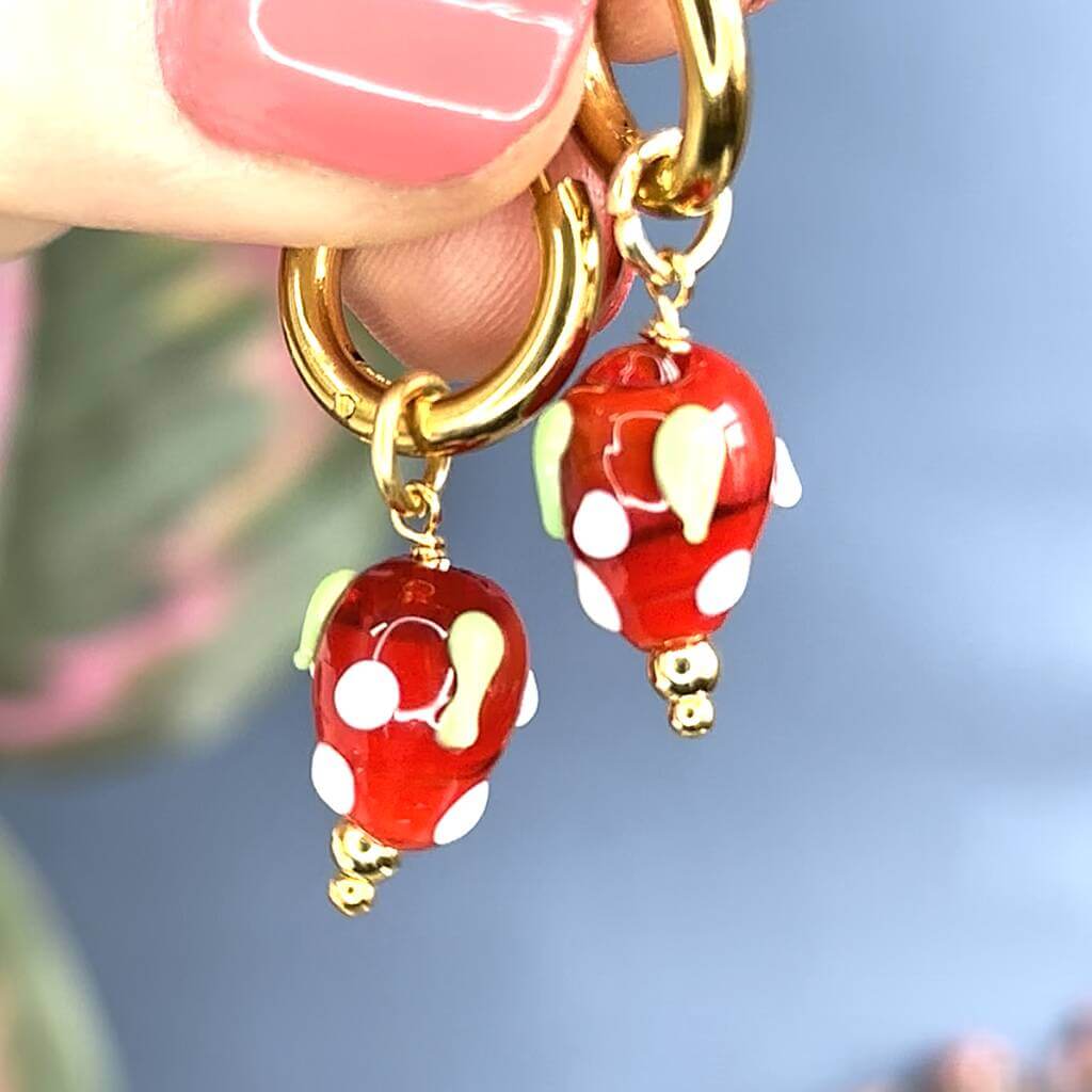 Joy by Corrine Smith Strawberry Huggie Hoops Ohrringe Gold Erdbeere