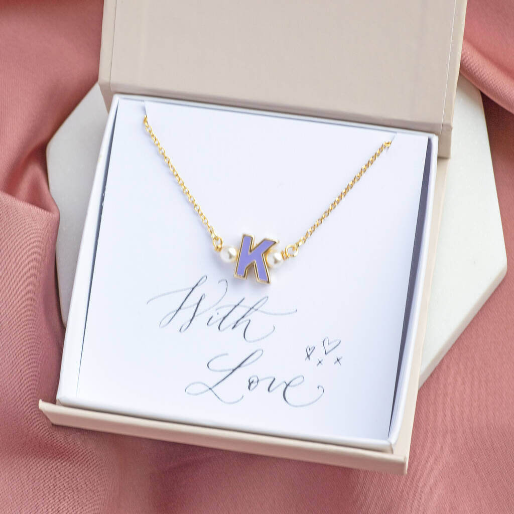 Joy by Corrine Smith Enamel Initial Halskette Perle Gold