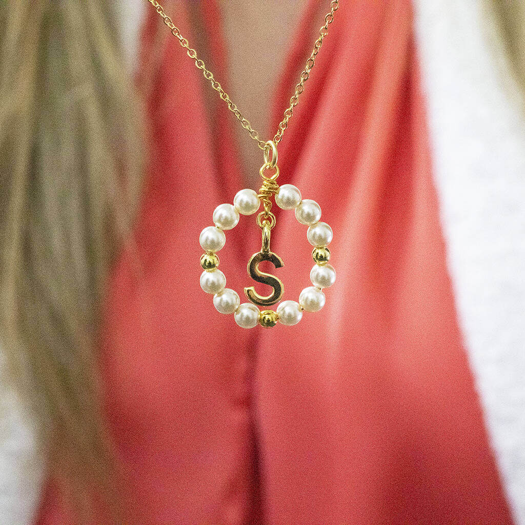 Joy by Corrine Smith Framed Pearl Initial Halskette Gold