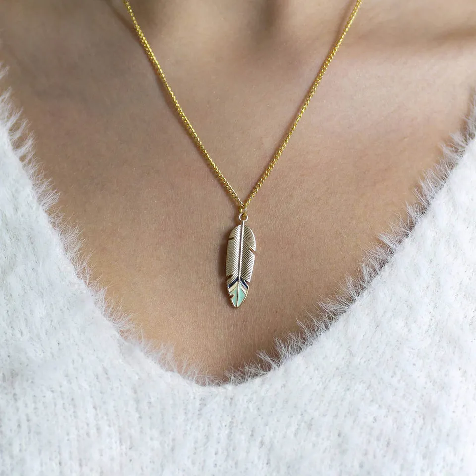 Joy by Corrine Smith Feather Halskette Gold Emaille Feder