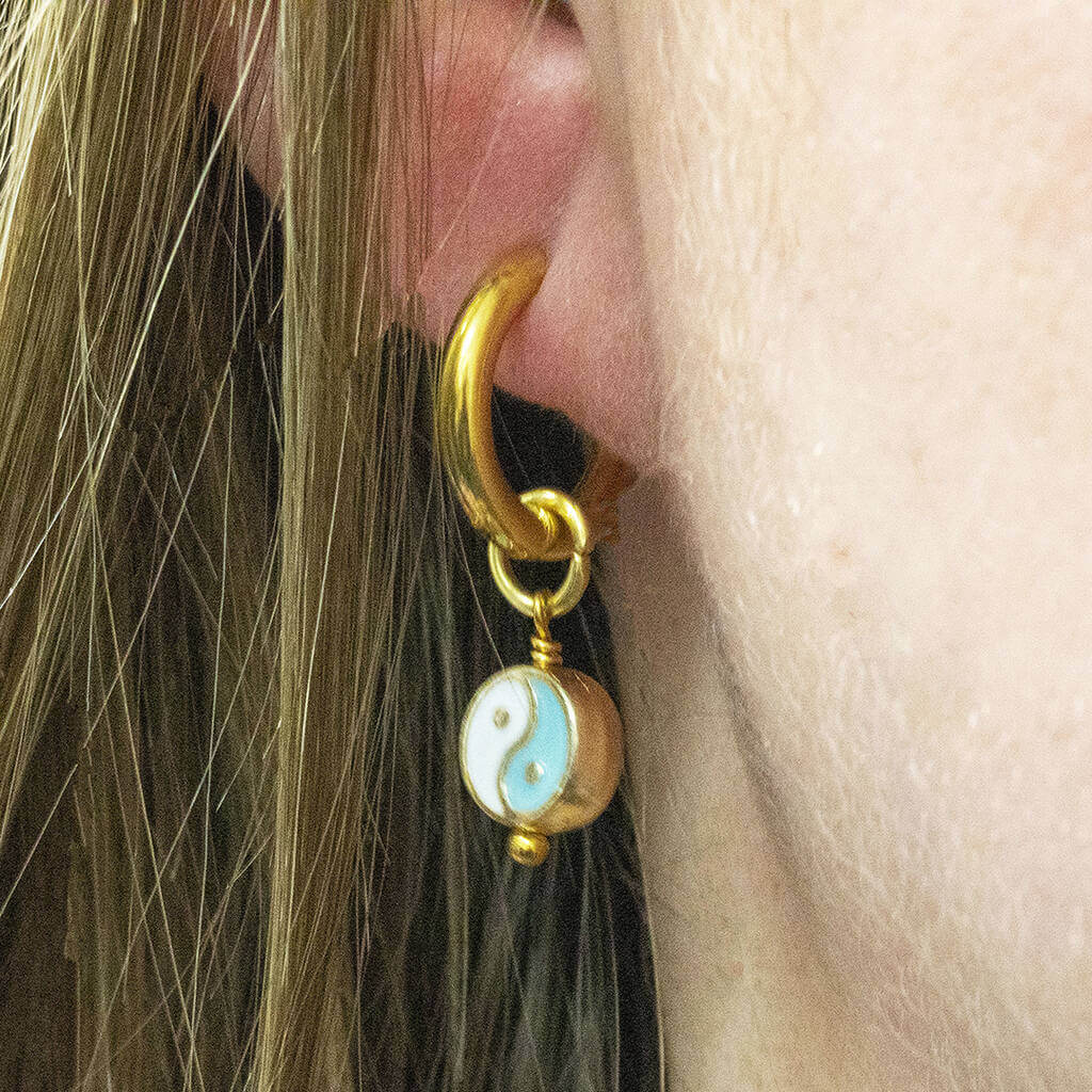 Joy by Corrine Smith Yin & Yang Huggie Hoop Ohrringe Gold