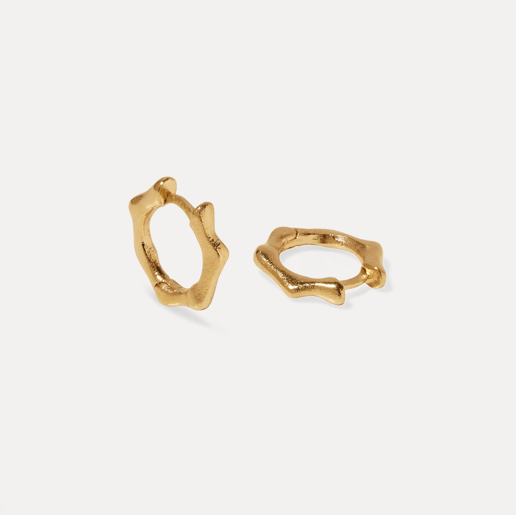Stilnest Fluid Small Huggies Ohrringe 24k Gold Vermeil organisch