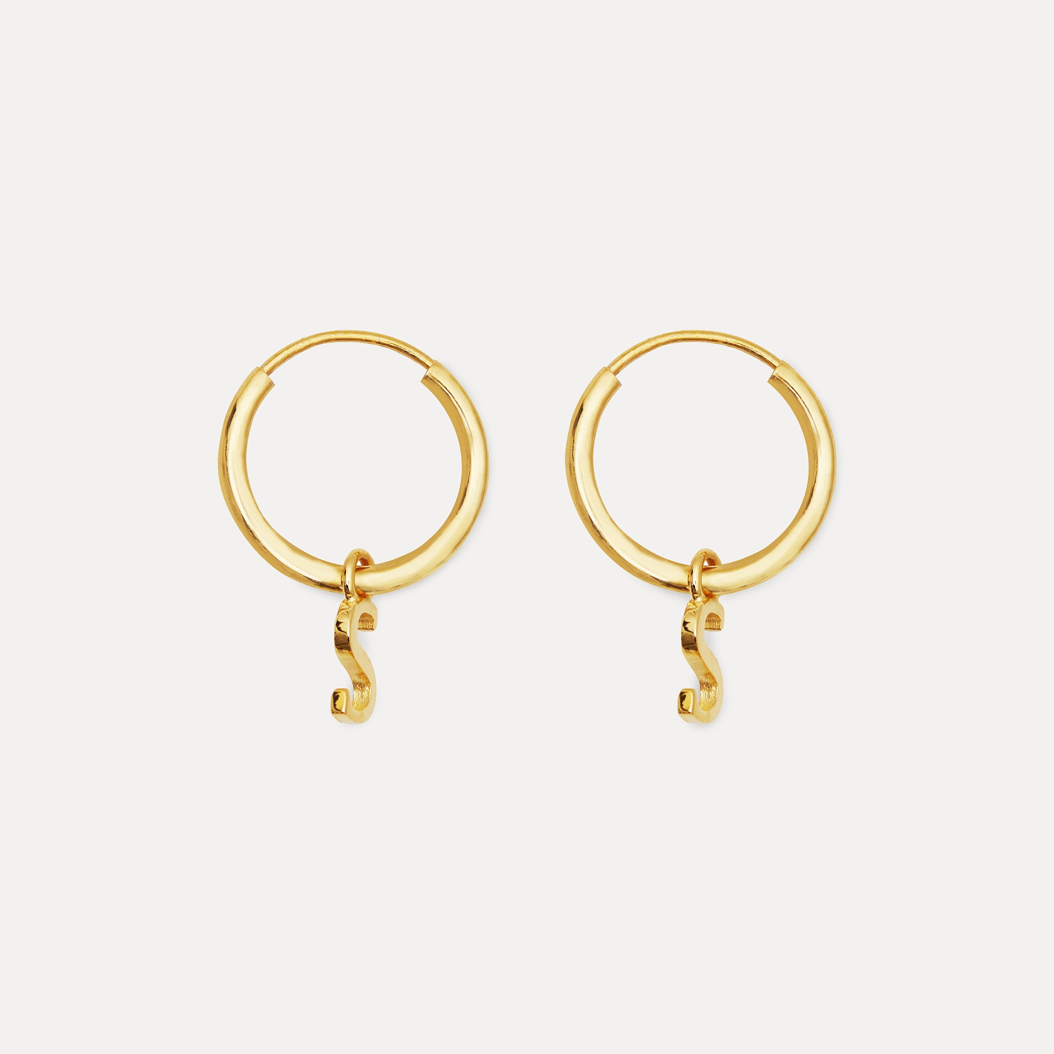 Stilnest Mini Initial Creolen Ohrringe Gold Vermeil Buchstabe A