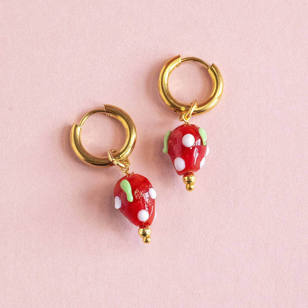 Joy by Corrine Smith Strawberry Huggie Hoops Ohrringe Gold Erdbeere