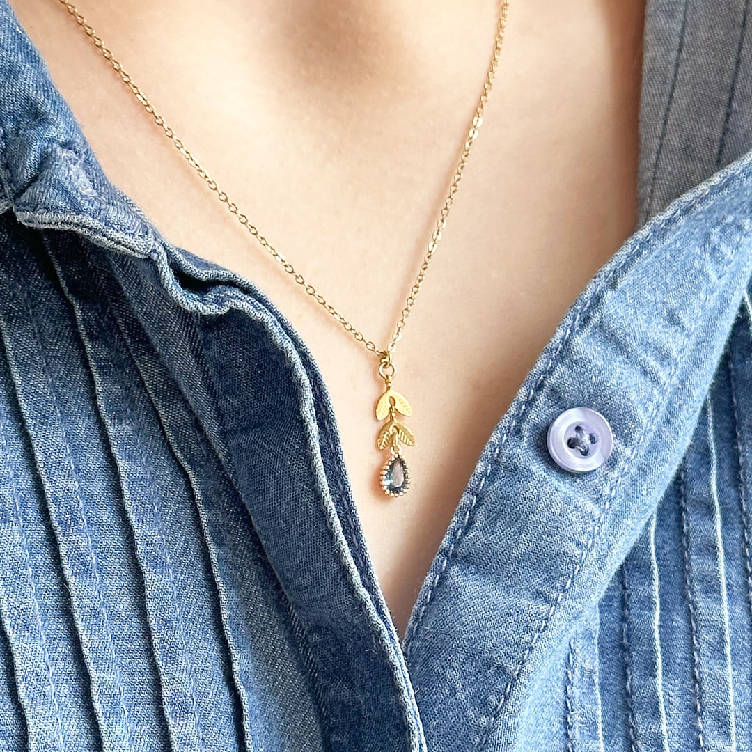 Joy by Corrine Smith Leaf Teardrop Geburtsstein Halskette Gold