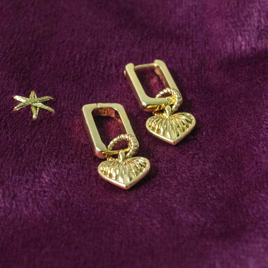 Joy by Corrine Smith Ribbed Heart Huggie Ohrringe Gold