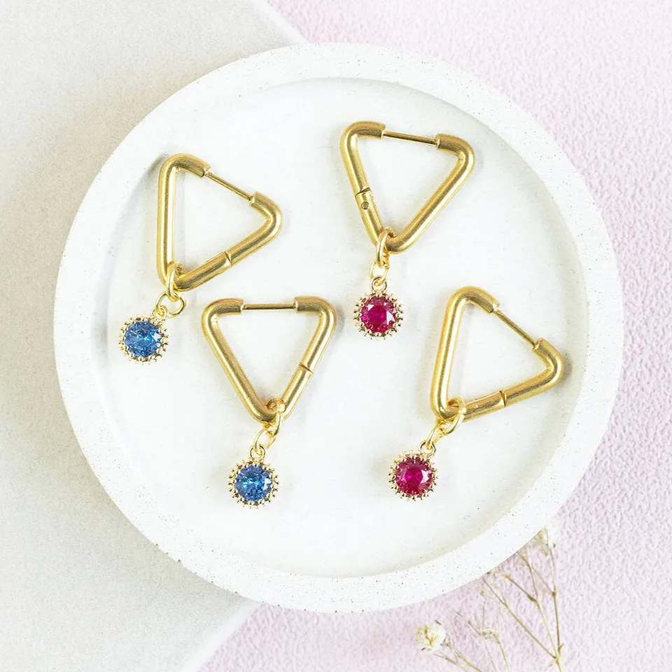 Joy by Corrine Smith Triangle Huggie Ohrringe Gold Geburtsstein