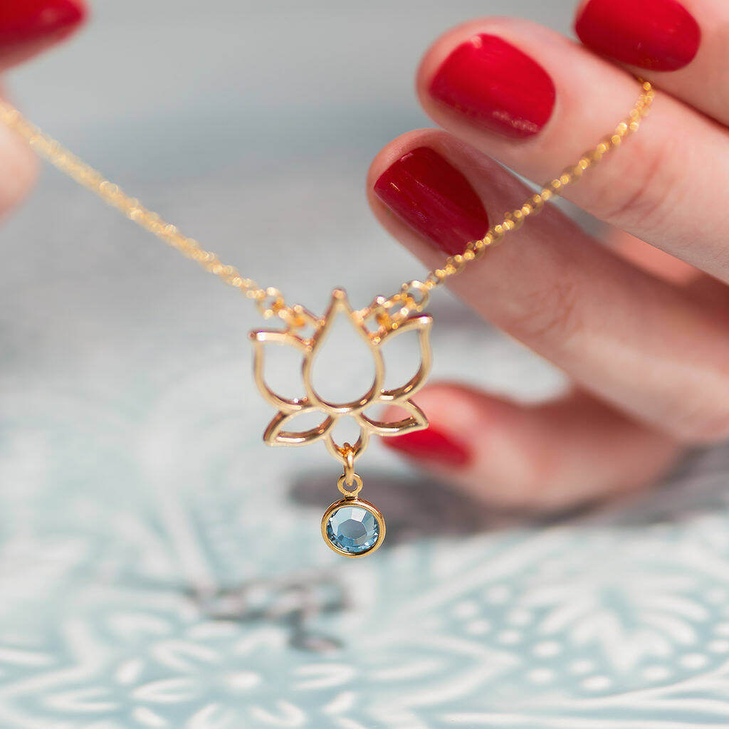 Joy by Corrine Smith Lotus Geburtsstein Halskette Gold