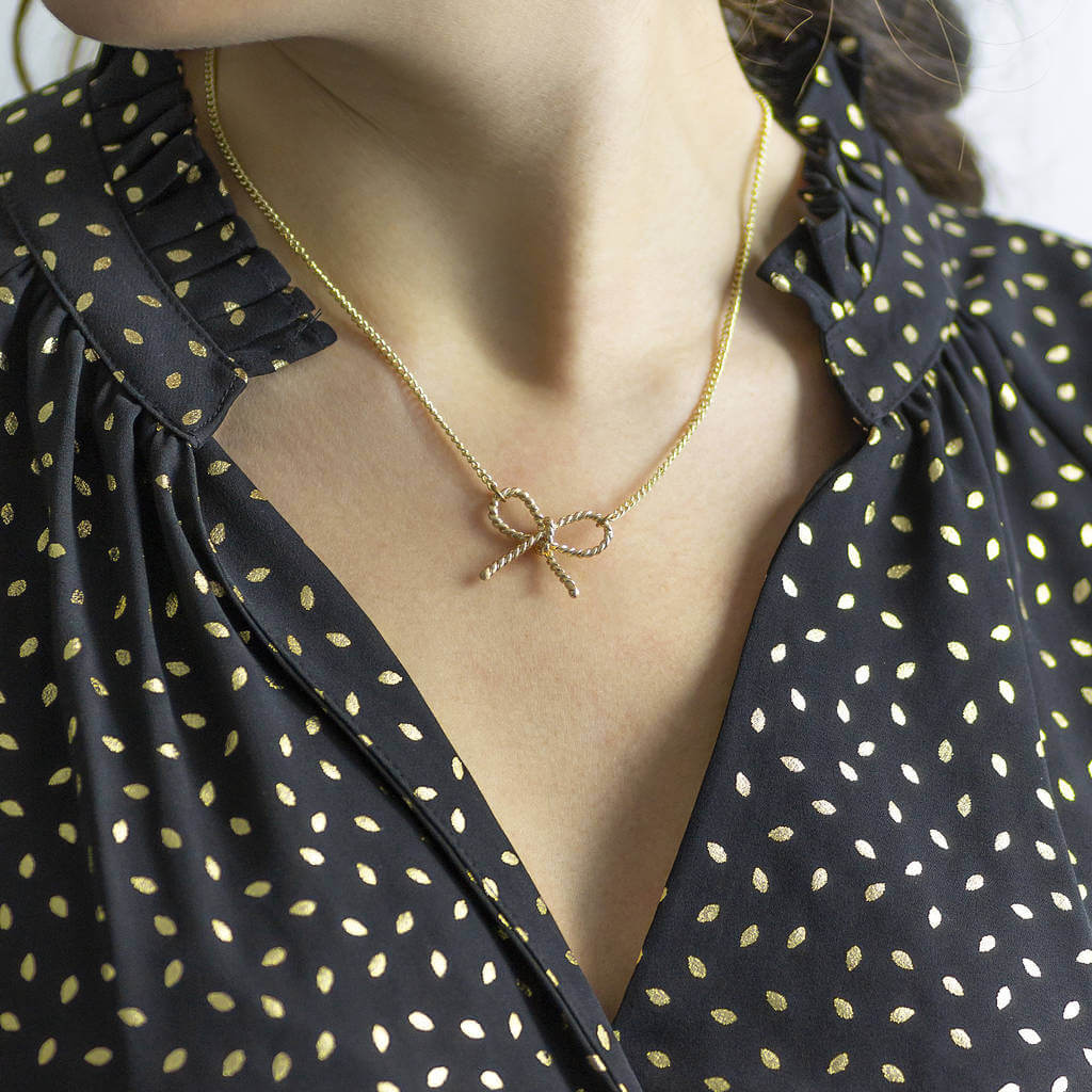Joy by Corrine Smith Twisted Bow Halskette Gold Schleife