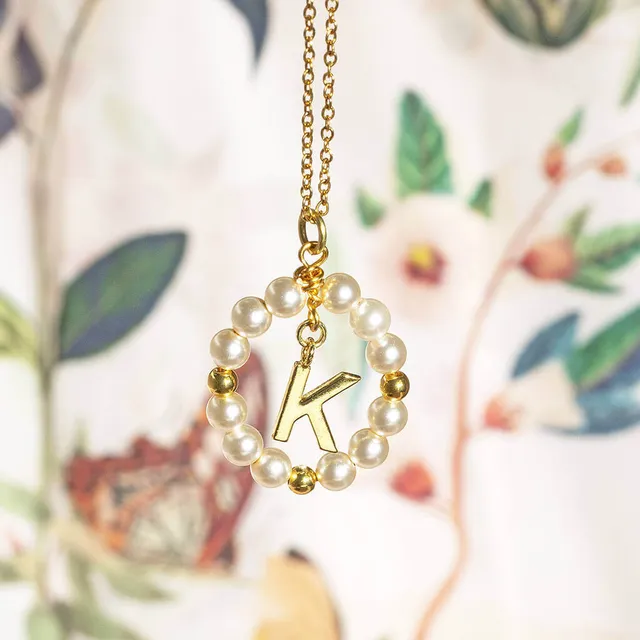 Joy by Corrine Smith Framed Pearl Initial Halskette Gold