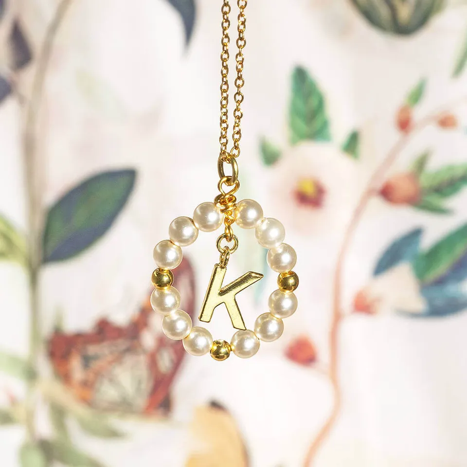 Joy by Corrine Smith Framed Pearl Initial Halskette Gold