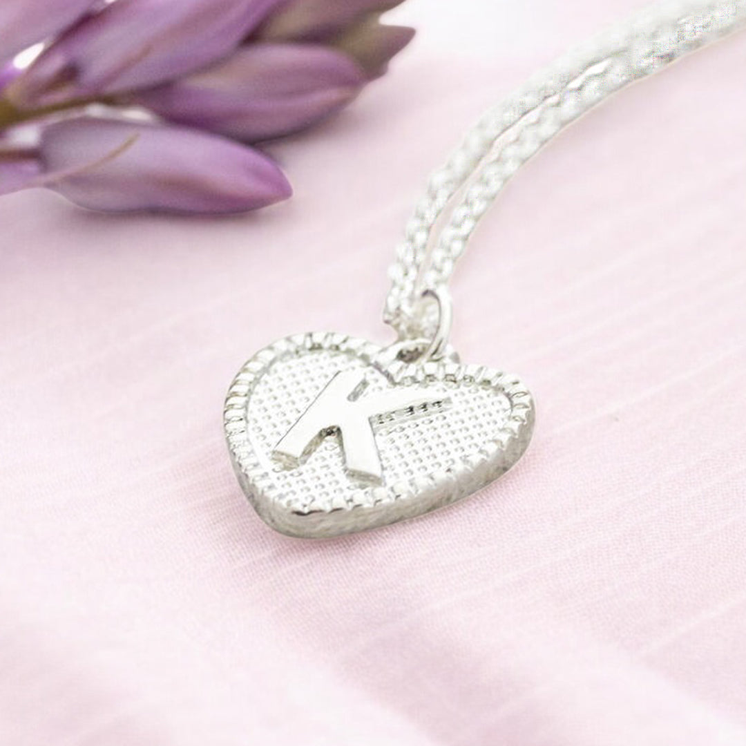 Joy by Corrine Smith Dotted Heart Initial Halskette Gold Herz