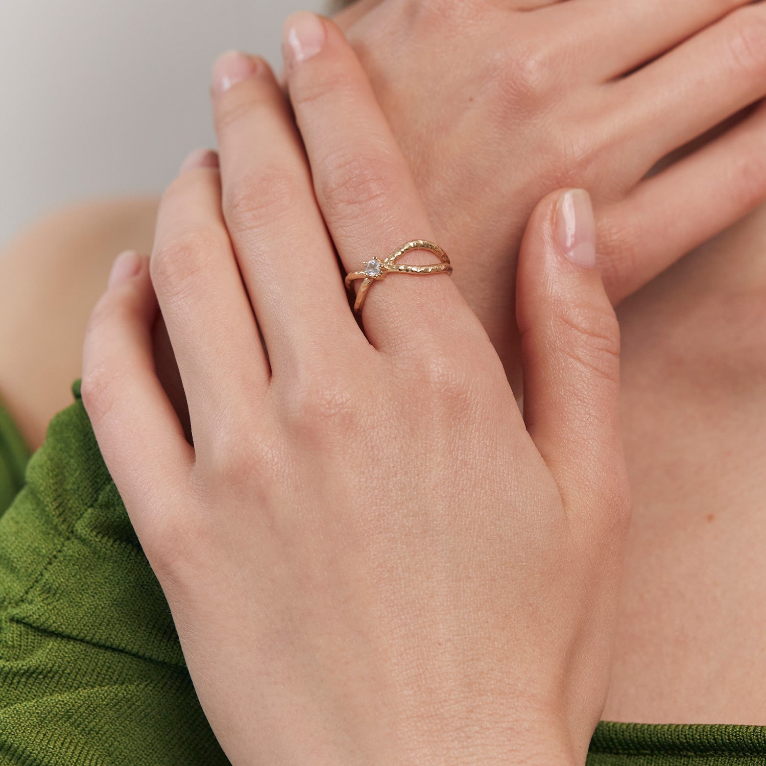 Stilnest Textured Engagement Ring Weißer Saphir 585 Gold