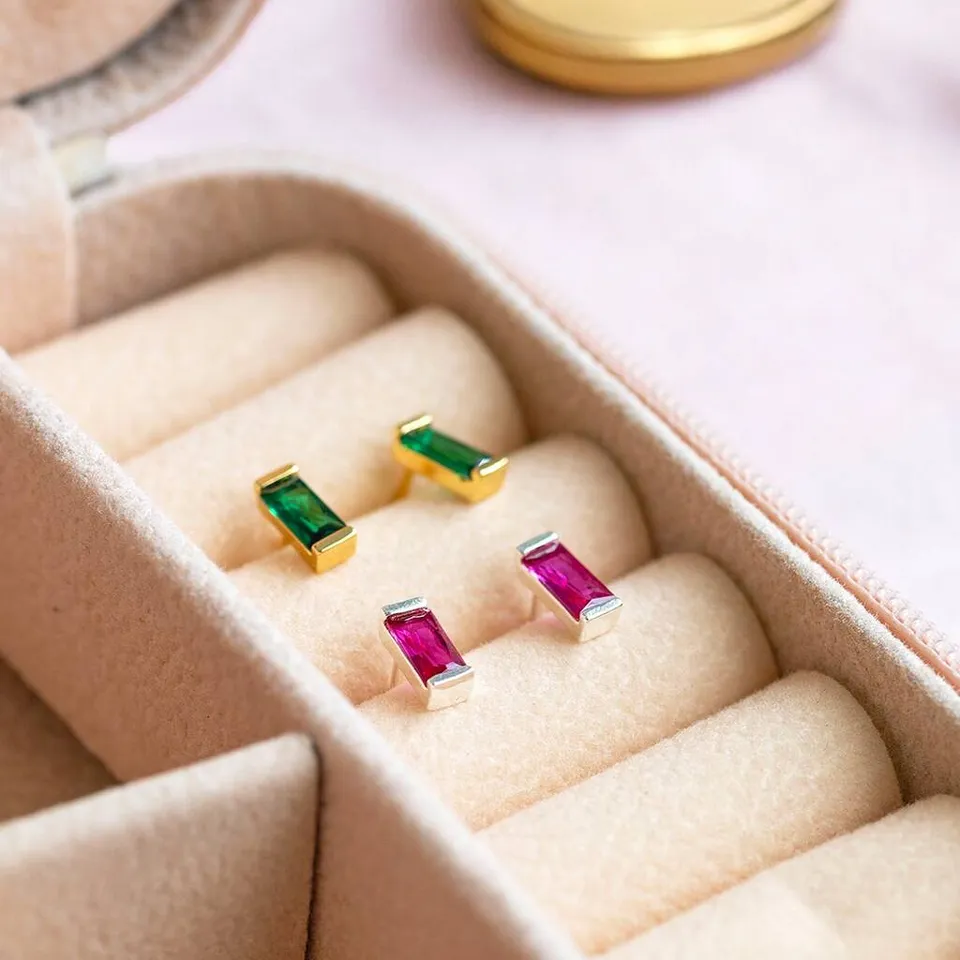 Joy by Corrine Smith Baguette Ohrstecker Gold Geburtsstein