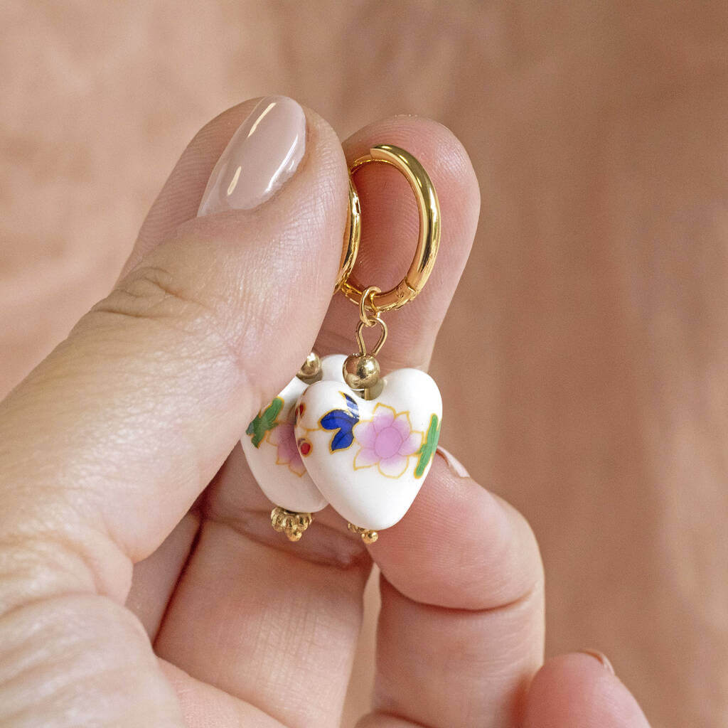 Joy by Corrine Smith Floral Porcelain Heart Huggie Ohrringe Gold