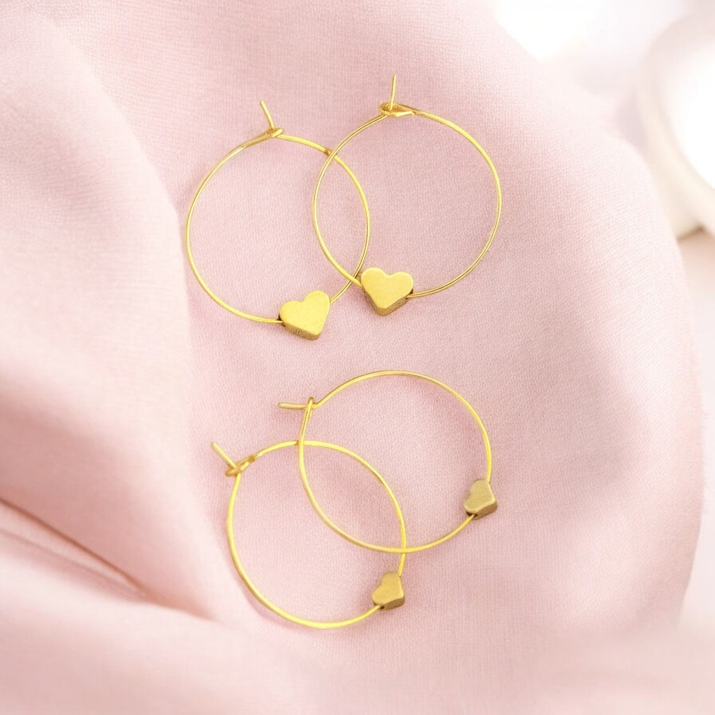 Joy by Corrine Smith Tiny Heart Hoop Ohrringe Gold Herz 2,5 cm