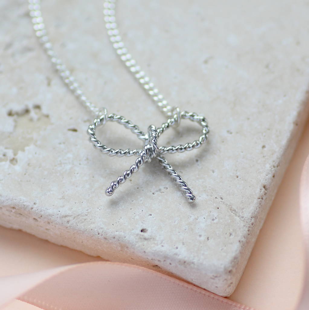 Joy by Corrine Smith Twisted Bow Halskette Gold Schleife