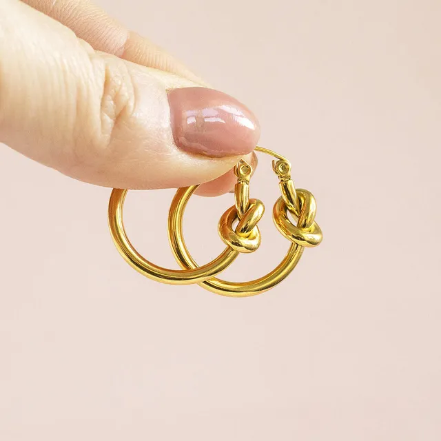 Joy by Corrine Smith Friendship Knot Creolen Gold Edelstahl Knoten