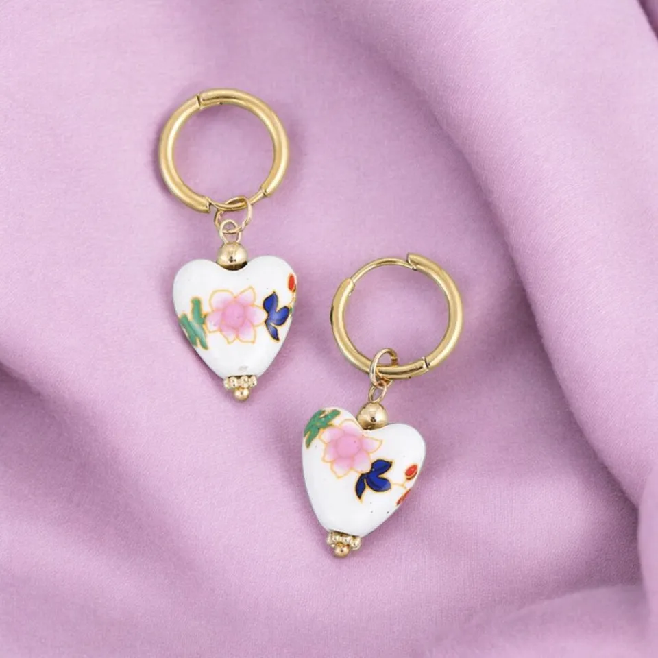Joy by Corrine Smith Floral Porcelain Heart Huggie Ohrringe Gold