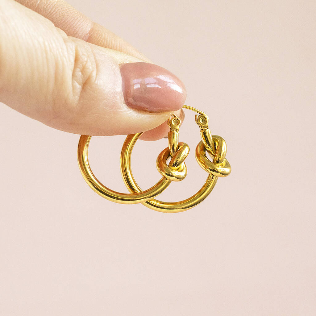 Joy by Corrine Smith Friendship Knot Creolen Gold Edelstahl Knoten