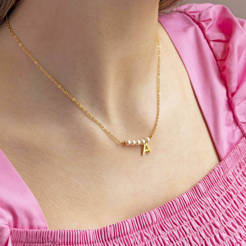 Joy by Corrine Smith Asymmetric Pearl Bar Initial Halskette Gold Perle
