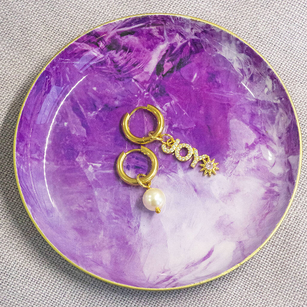 Joy by Corrine Smith Pearl Huggie Ohrringe gold Perle