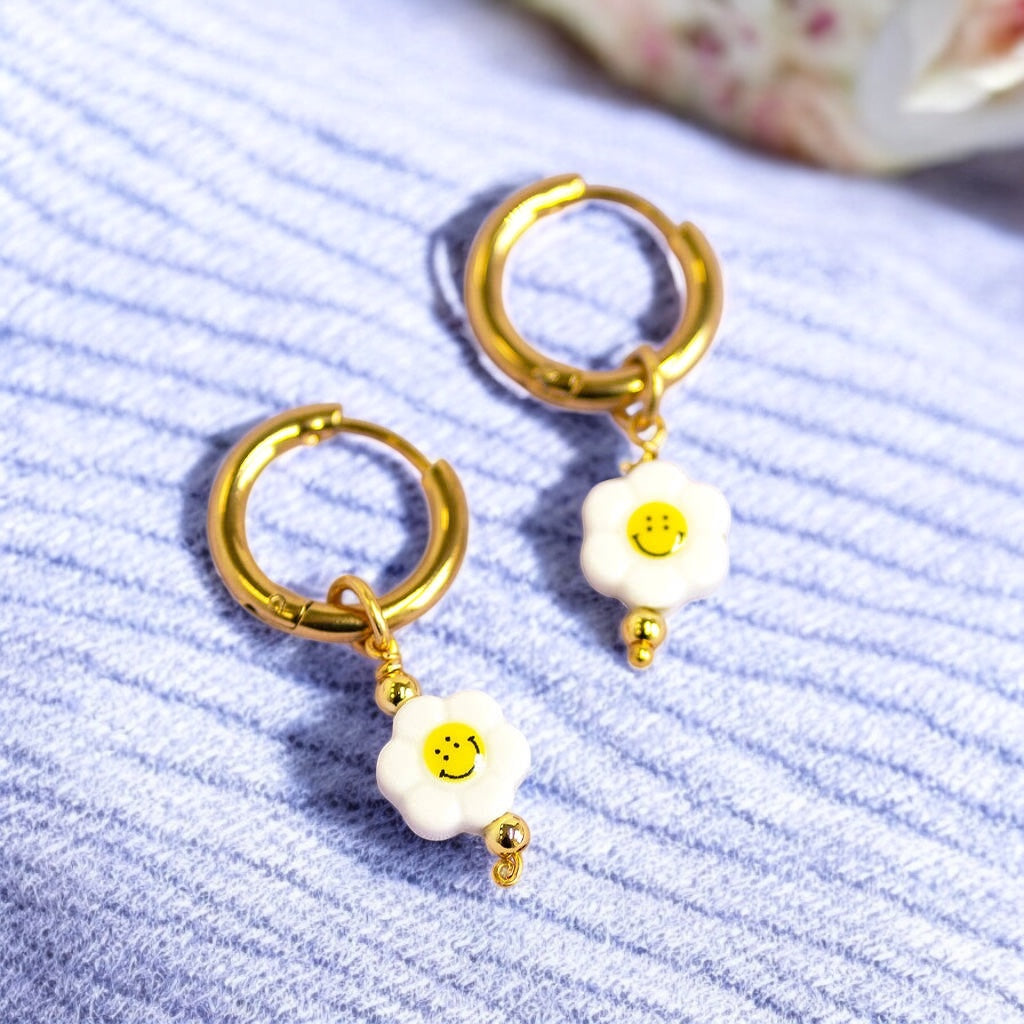 Joy by Corrine Smith Smiley Flower Huggie Creolen Gold Keramik
