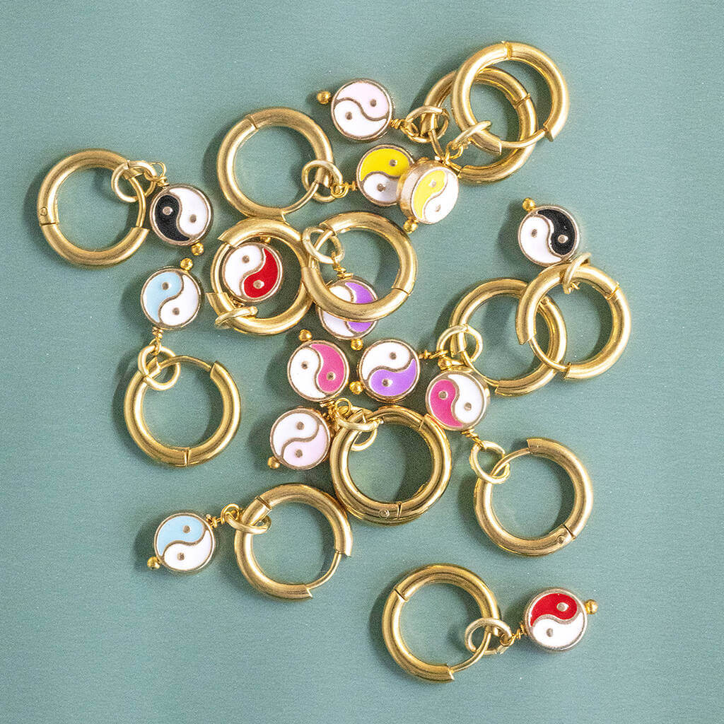 Joy by Corrine Smith Yin & Yang Huggie Hoop Ohrringe Gold