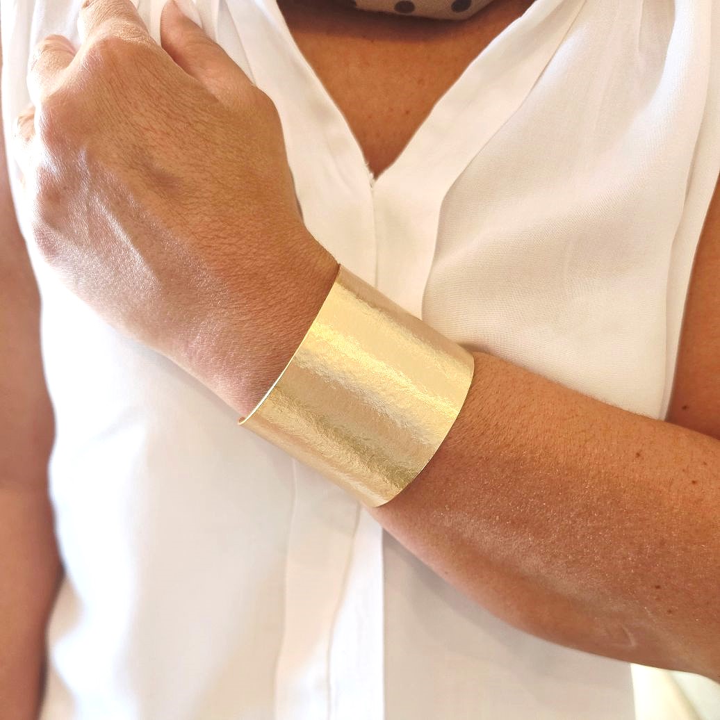 Alevá Bijoux Clio Armband Gold 5 cm gehämmert