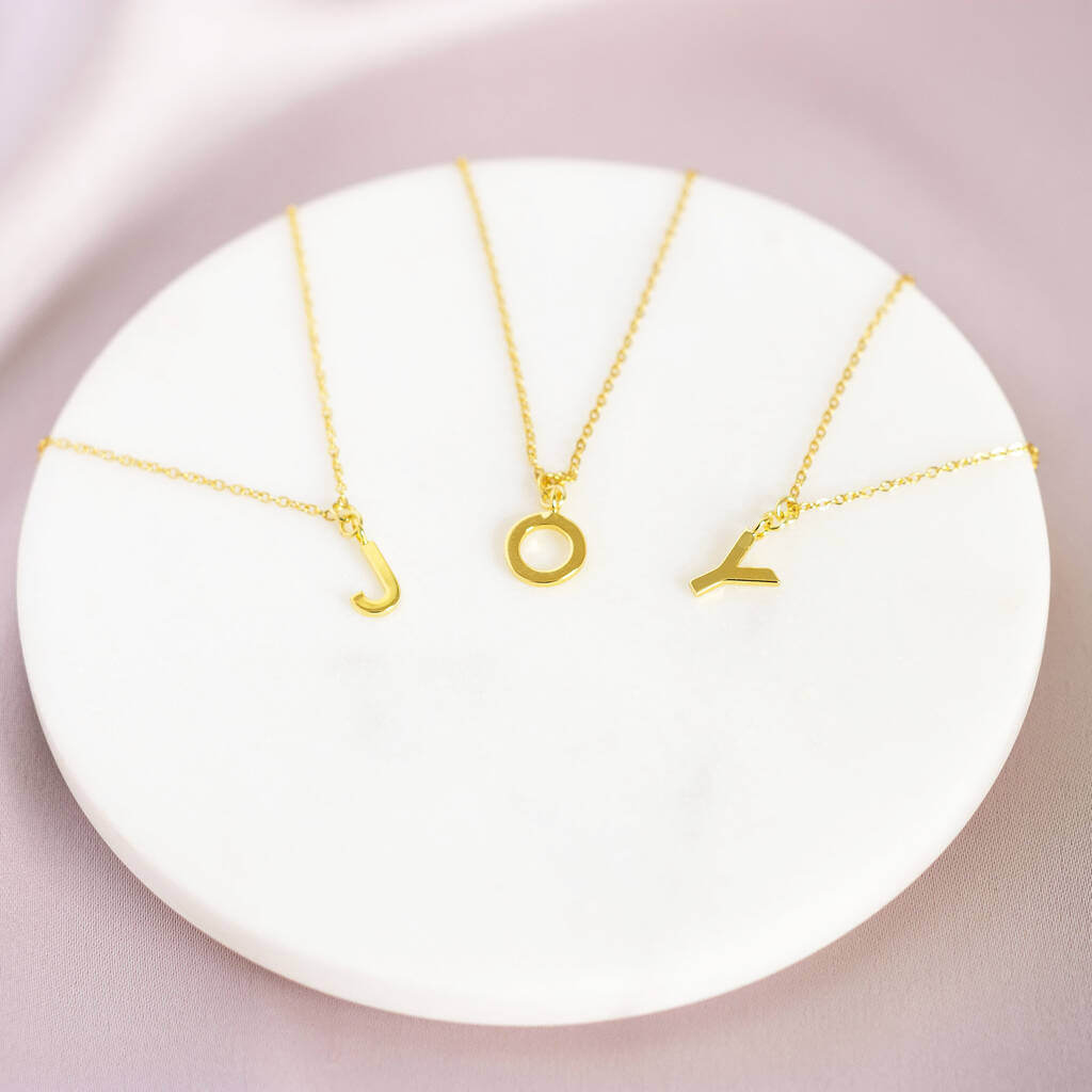 Joy by Corrine Smith Initial Halskette Gold Buchstabe Zart