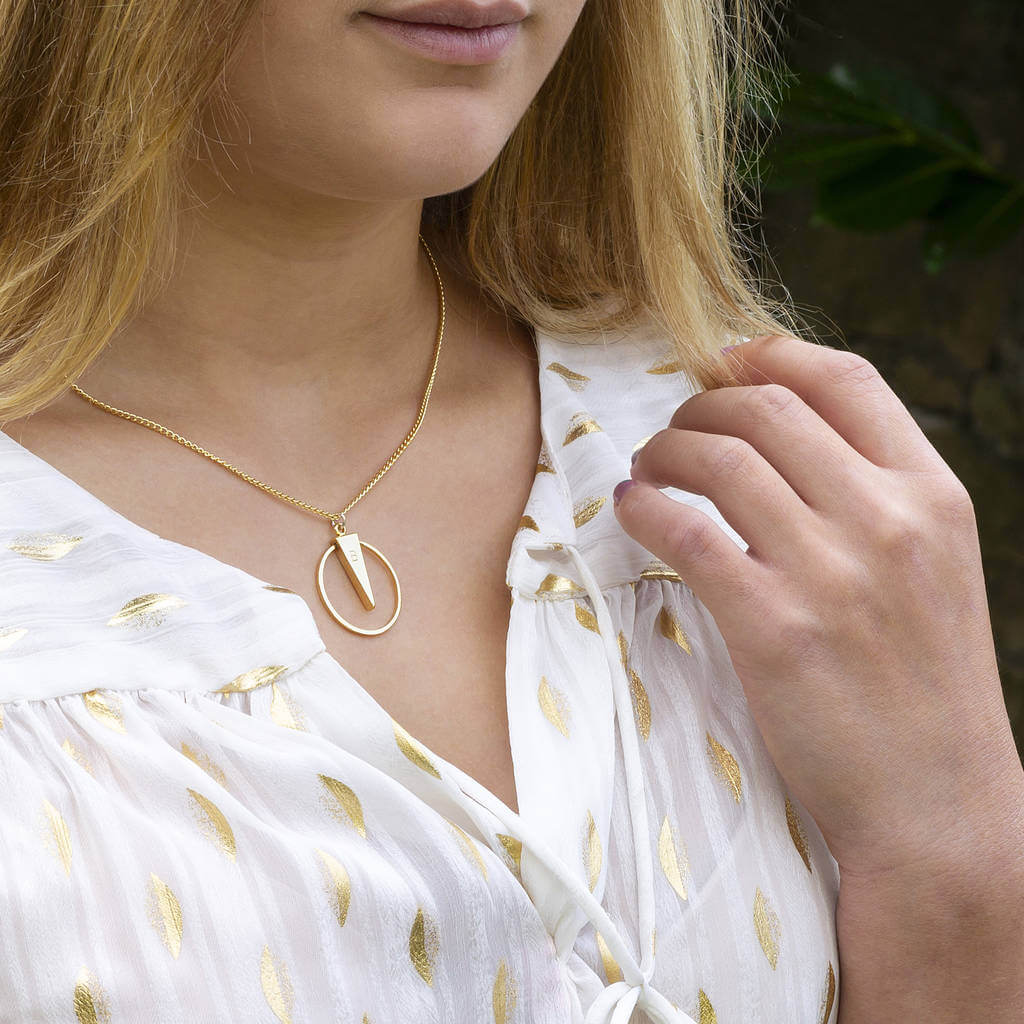 Joy by Corrine Smith Circle Spike Halskette Initiale Gold
