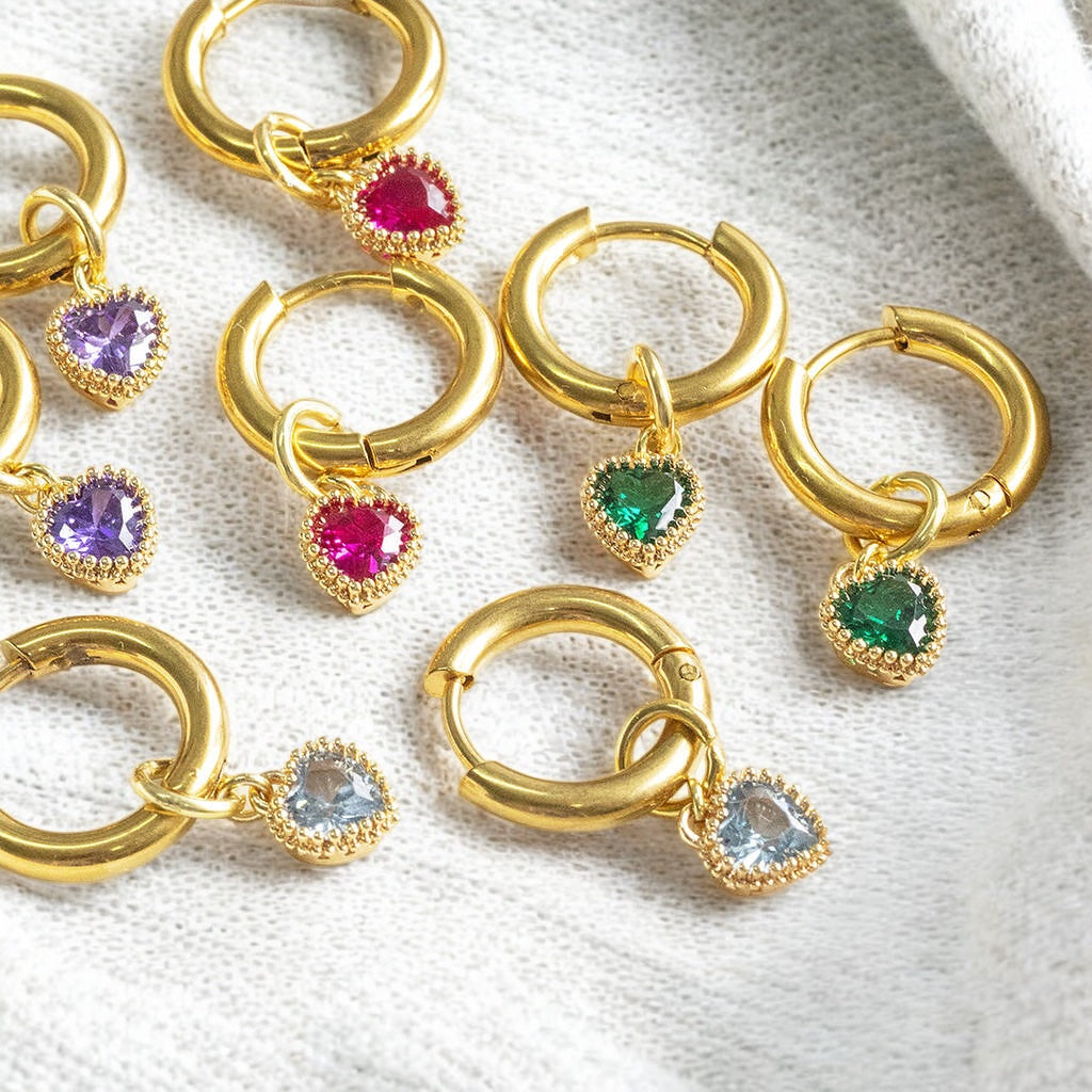 Joy by Corrine Smith Huggie Hoop Ohrringe Gold Herz Geburtsstein
