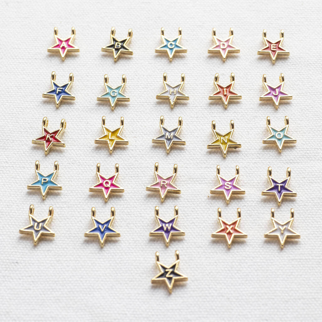 Joy by Corrine Smith Enamel Star Initial Halskette Gold